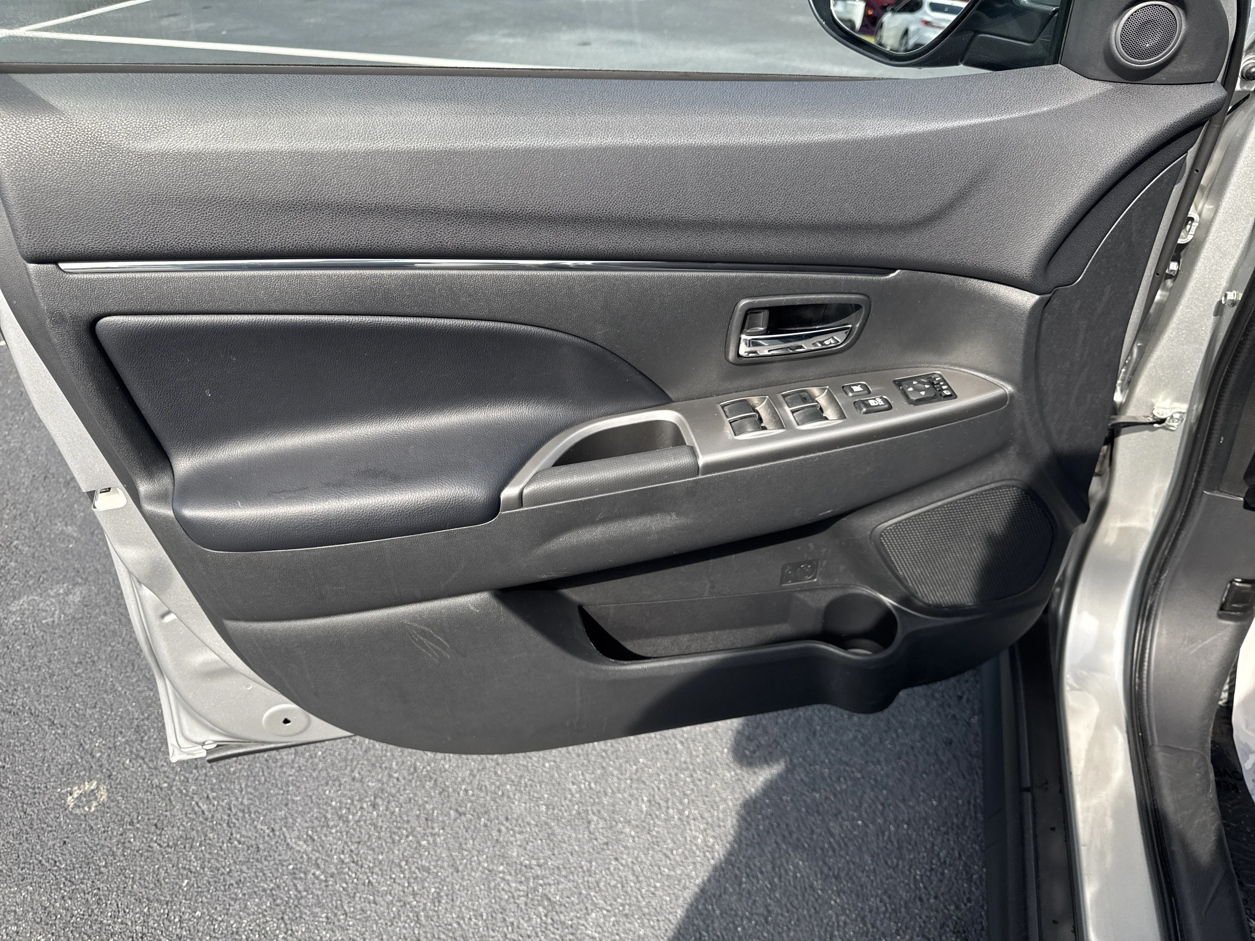 Used 2025  Mitsubishi 2.0 ES image 22