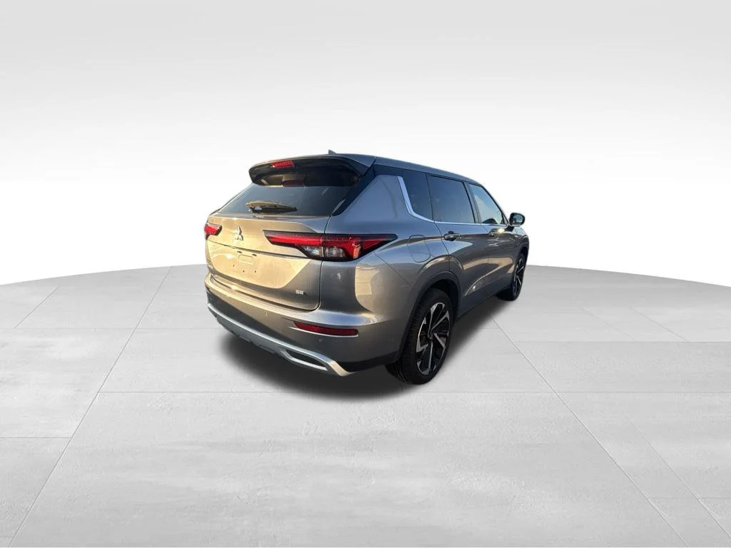 Used 2022 Silver Mitsubishi SE image 5