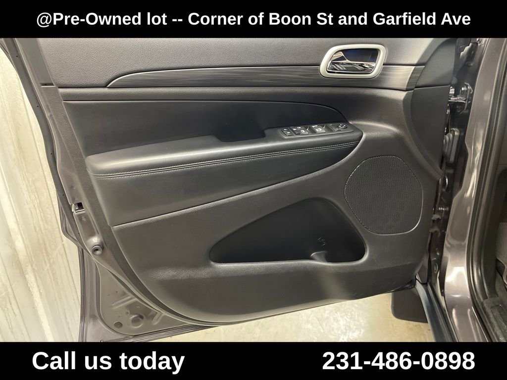 Used 2020  Jeep Laredo image 15