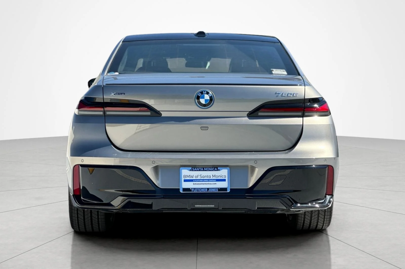 New 2026 Oxide Grey Metallic BMW 750e xDrive image 4