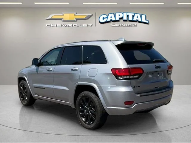 Used 2019 Silver Jeep Altitude 4x4 image 3