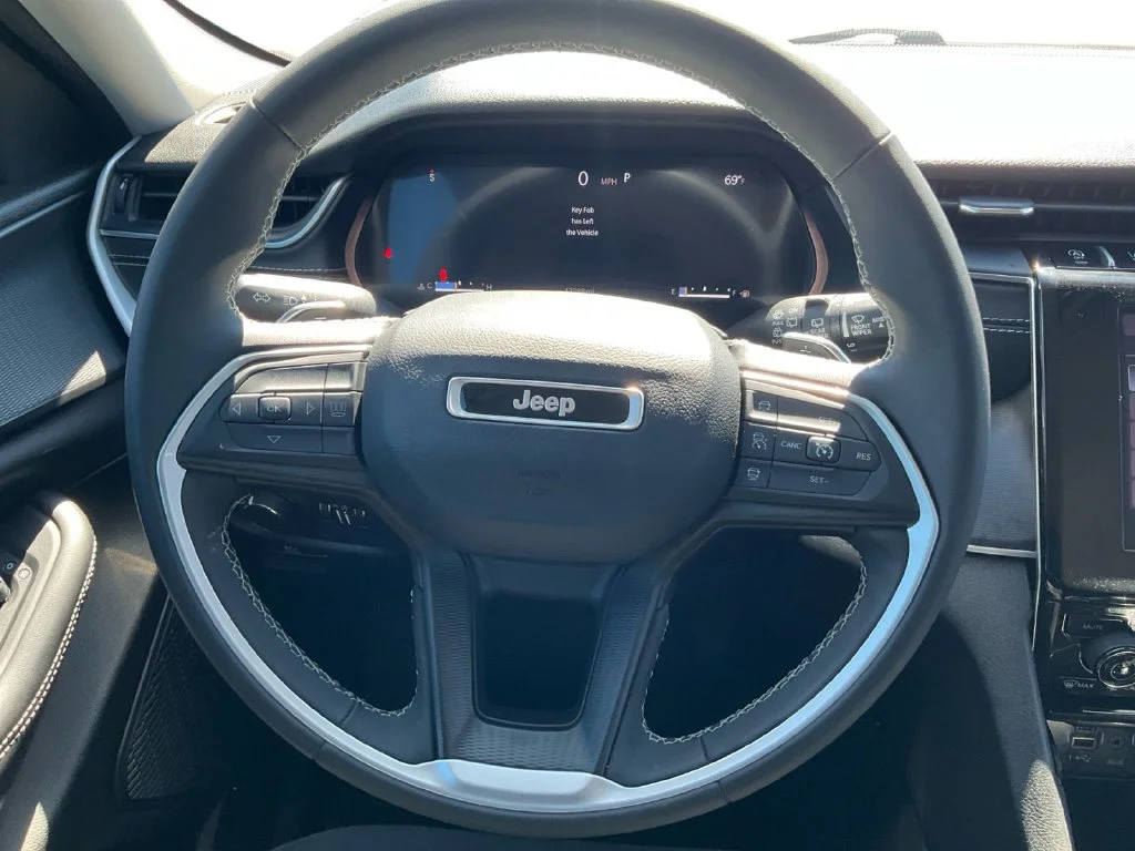 Used 2023 White Jeep Laredo image 17