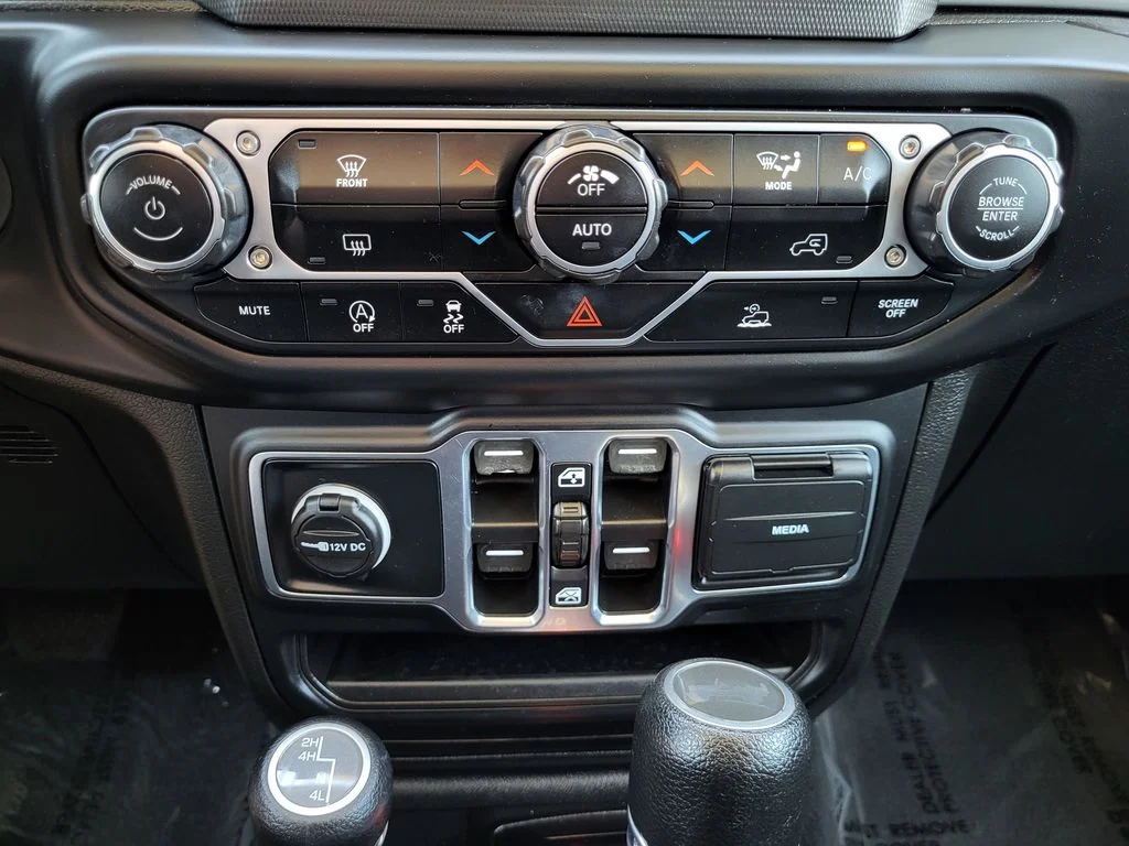Used 2021 White Jeep Unlimited Sahara image 14