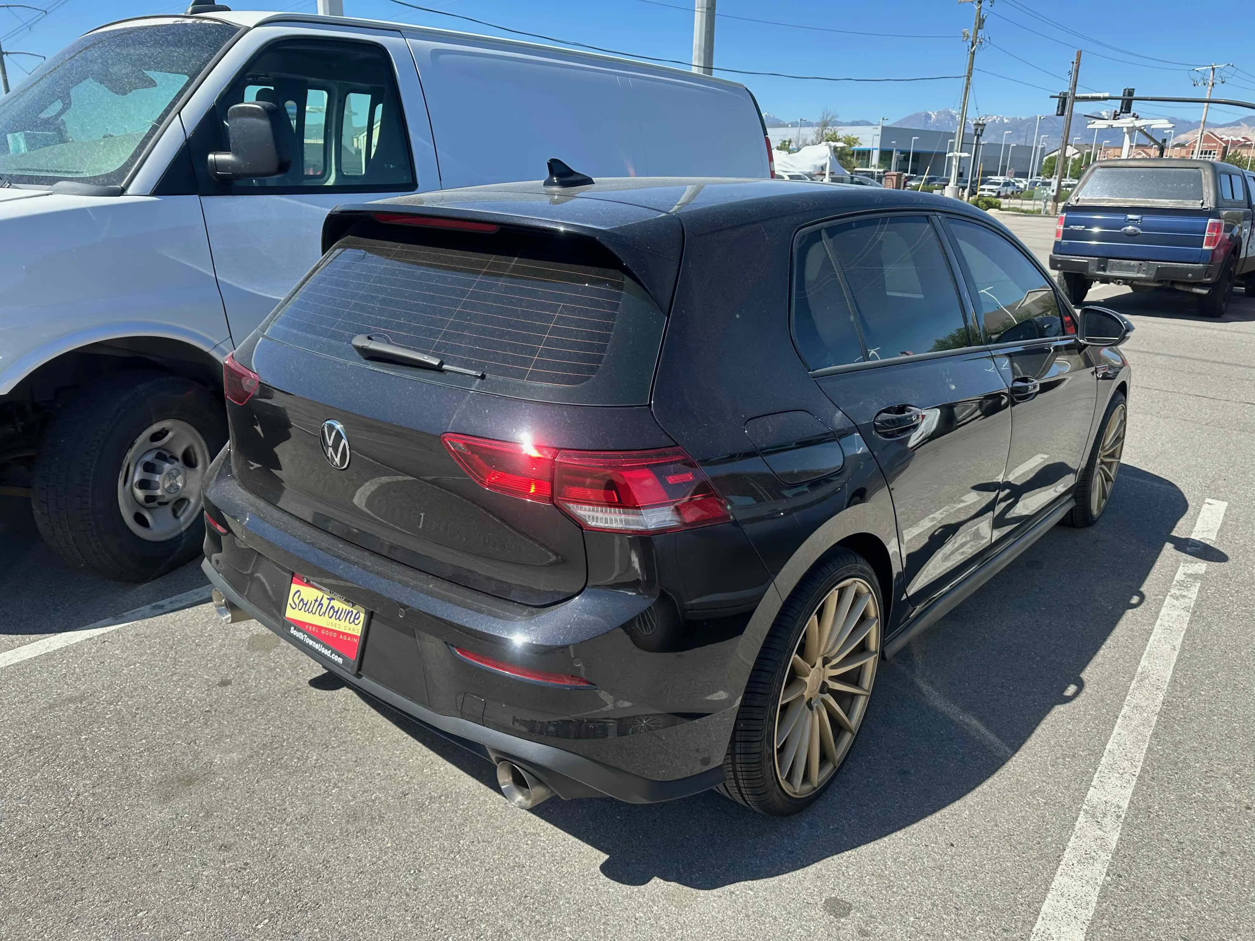 Used 2022 Black Volkswagen SE image 3