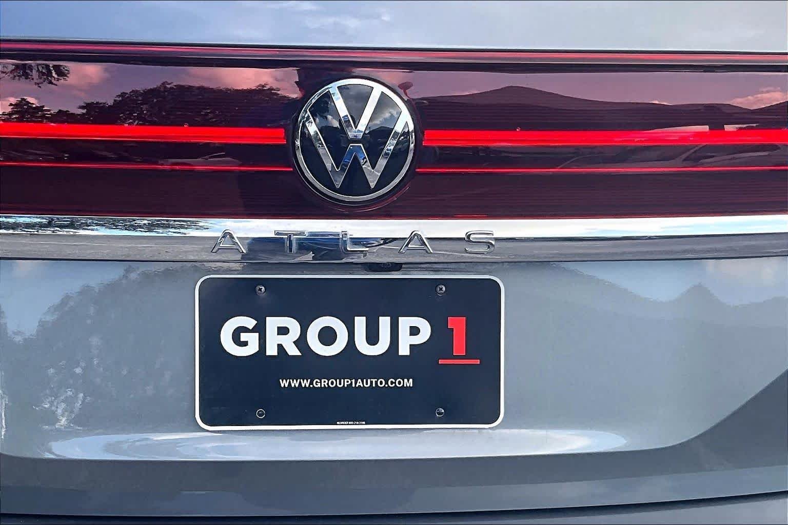 Certified Used 2025 Platinum Gray Metallic Volkswagen 2.0T SE image 33
