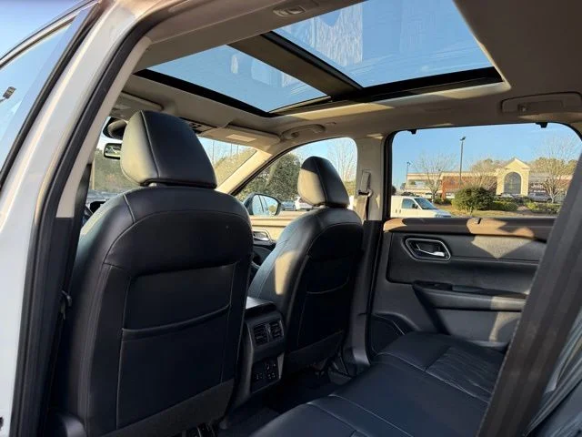 Used 2022 White Nissan Platinum image 27