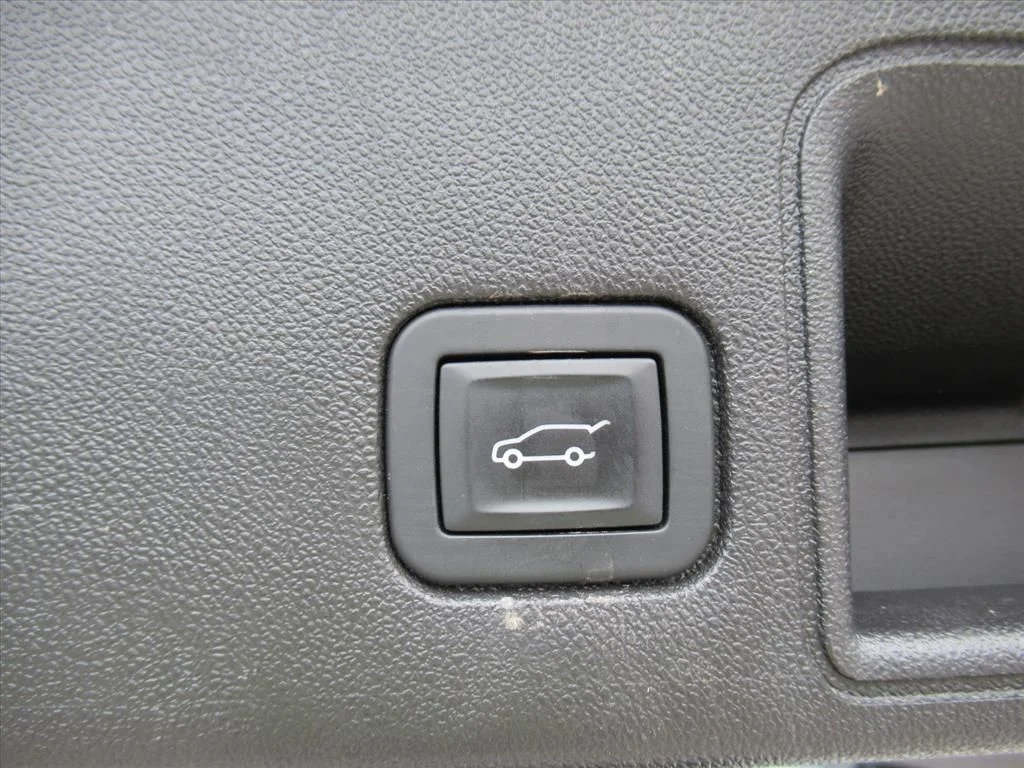 Used 2018 Silver GMC SLE image 32