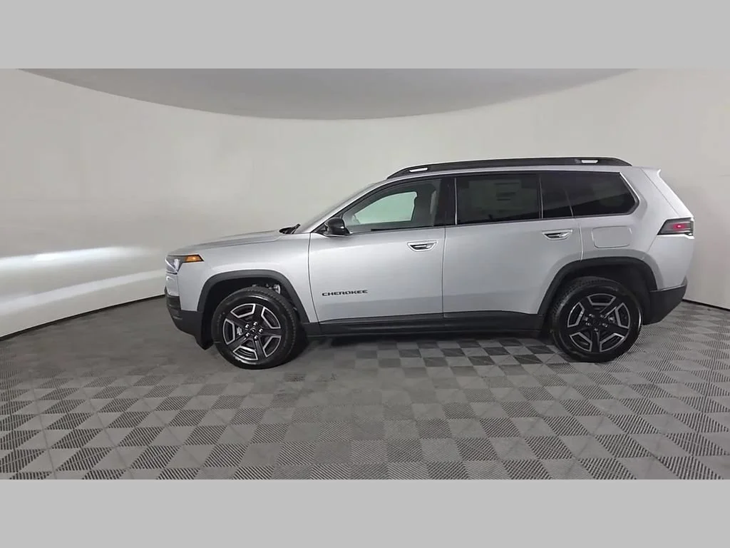 New 2026 Silver Zynith Clear-Coat Exterior Paint Jeep Laredo image 33