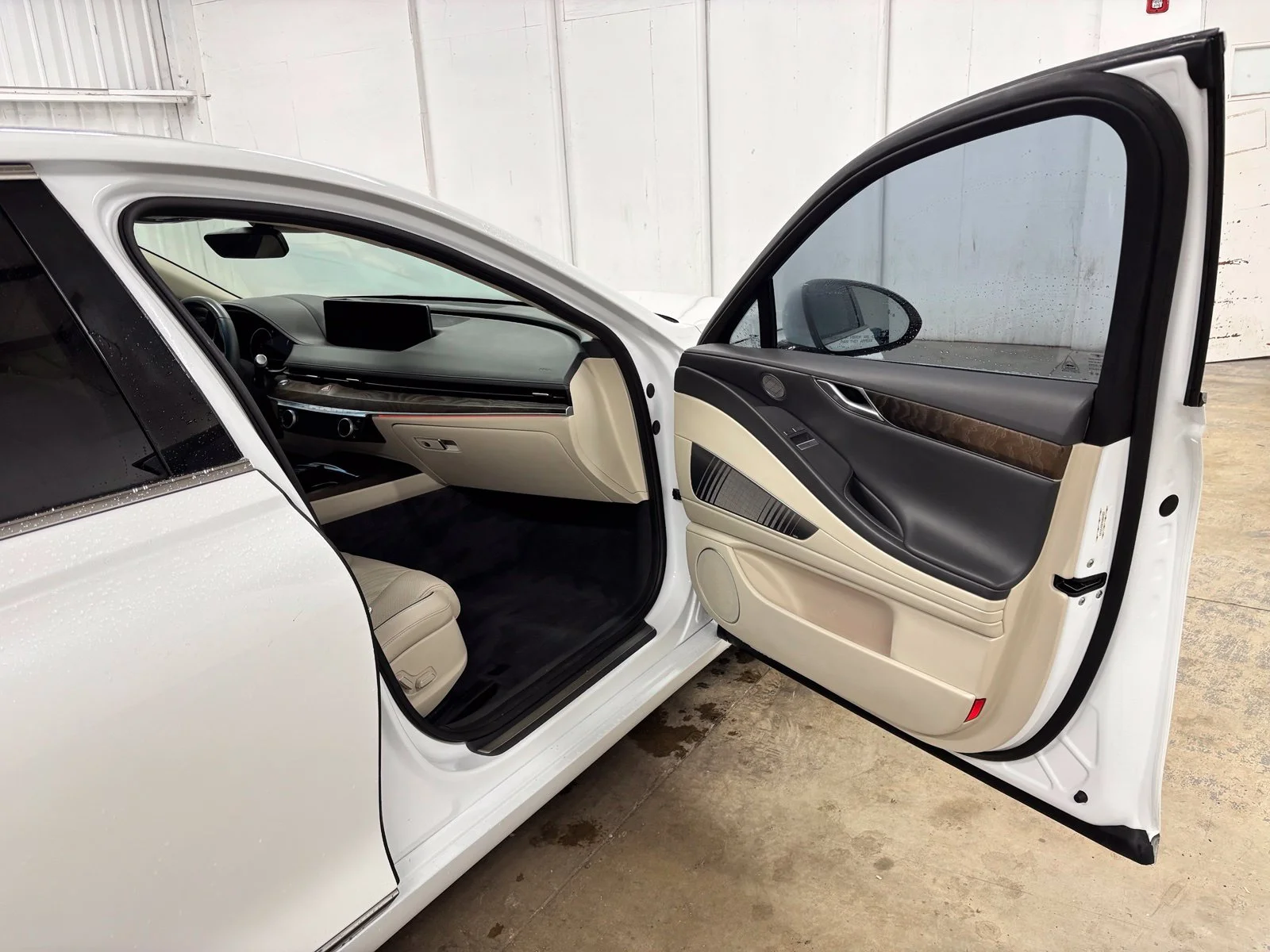 Used 2021 White Genesis 3.5T image 17