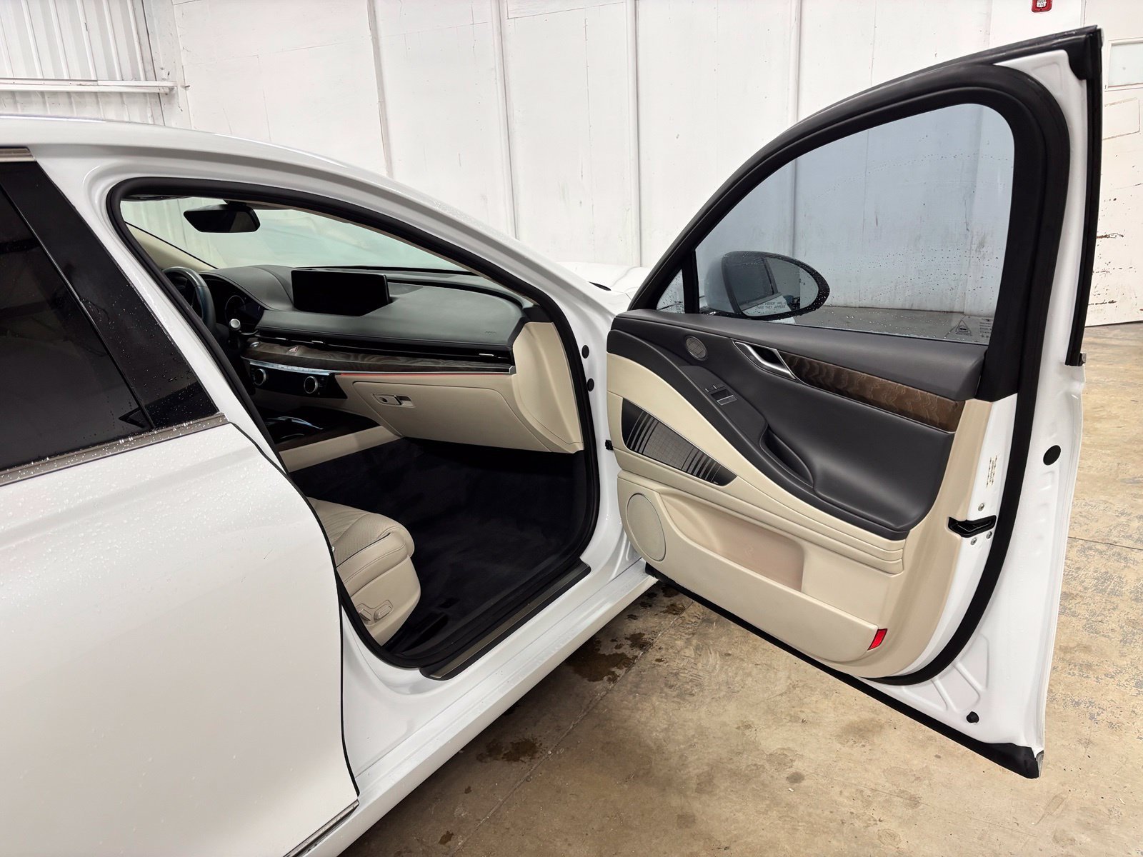 Used 2021 White Genesis 3.5T image 17
