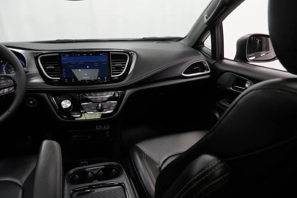 Used 2023 Black Chrysler Touring L image 32