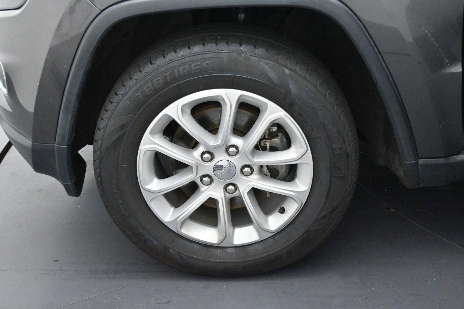 Used 2016 Granite Crystal Metallic Clearcoat Jeep Laredo image 31