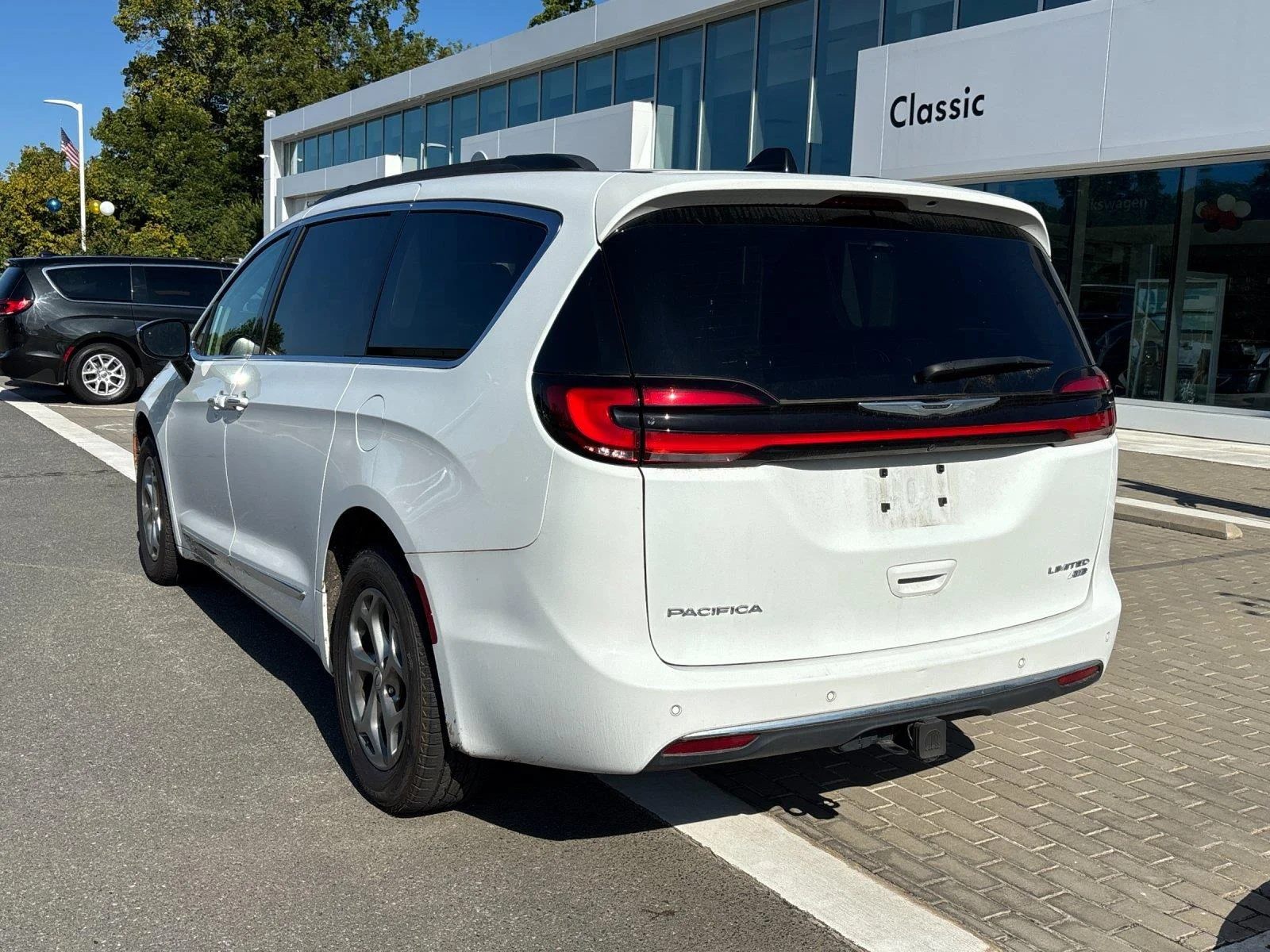 Used 2023  Chrysler Limited image 3