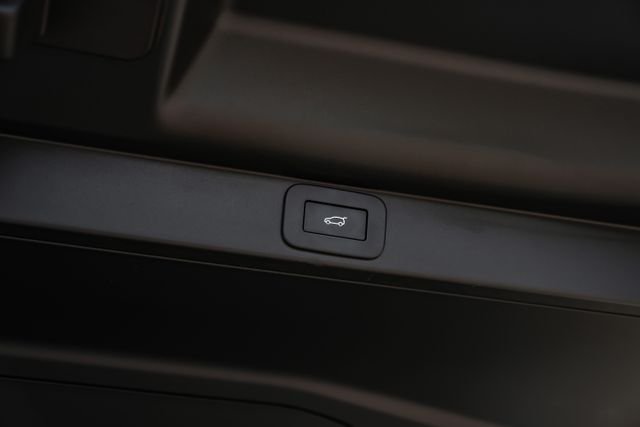 Used 2025 White Land Rover SE image 62