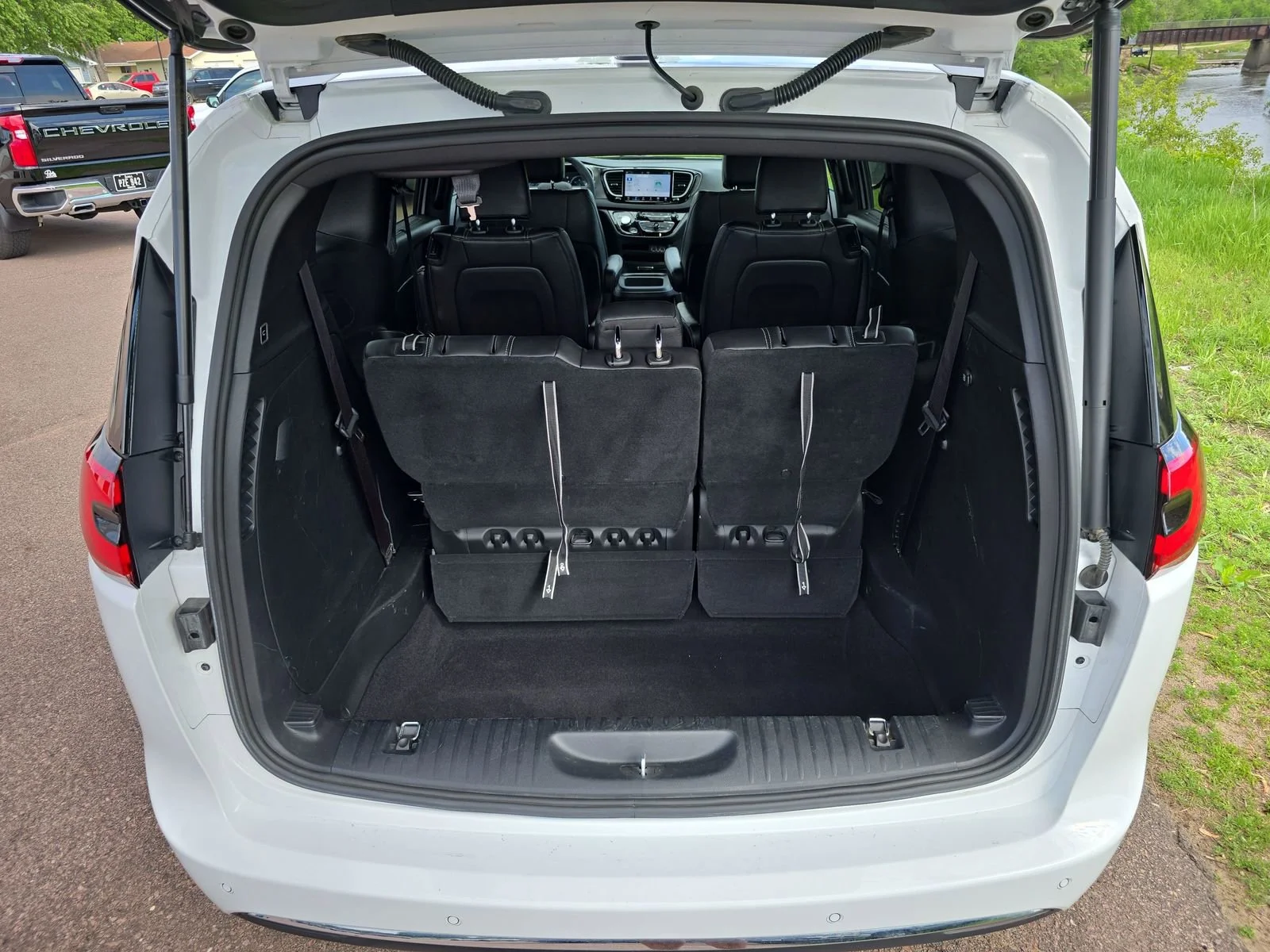 Used 2025 White Chrysler Select image 6
