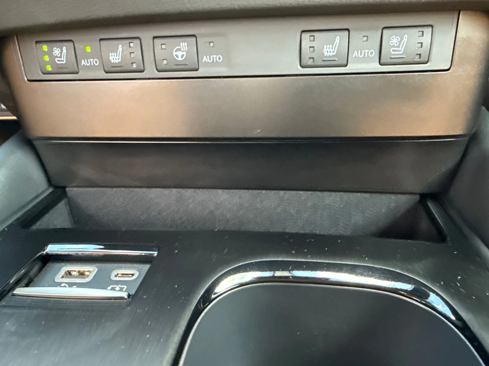 Used 2025 White Lexus 300h image 19