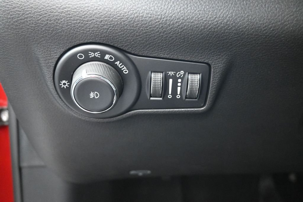 New 2026 Red Hot Pearlcoat Jeep Latitude image 21