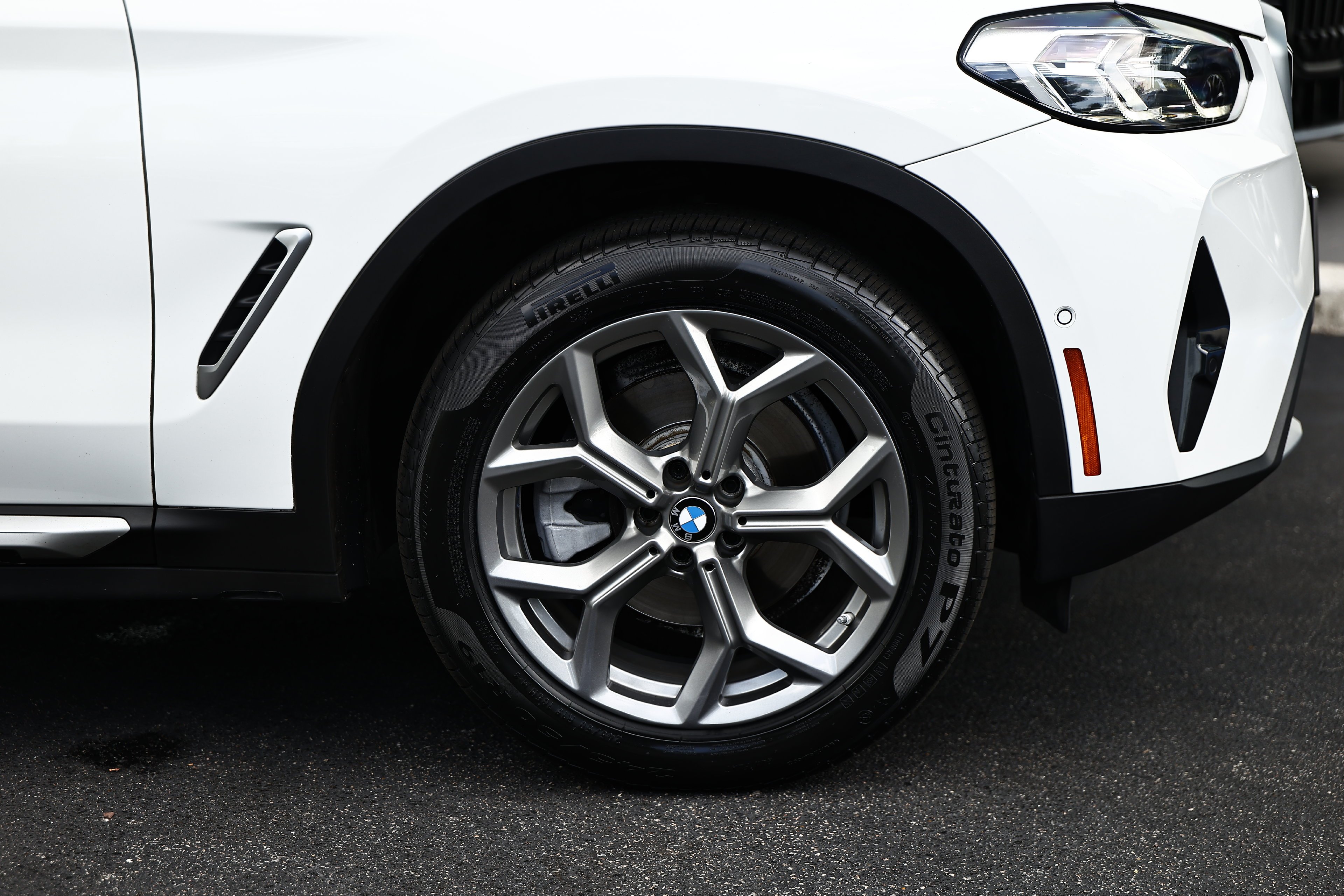 Used 2024 Alpine White BMW xDrive30i image 4