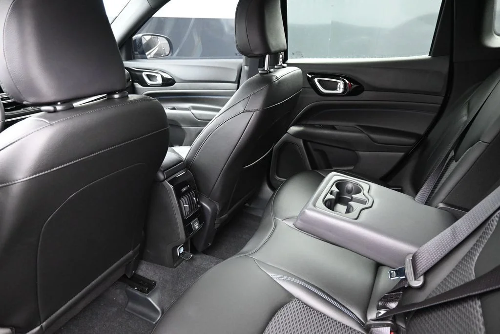 New 2026 Diamond Black Crystal Pearl-Coat Exterior Paint Jeep Latitude image 26