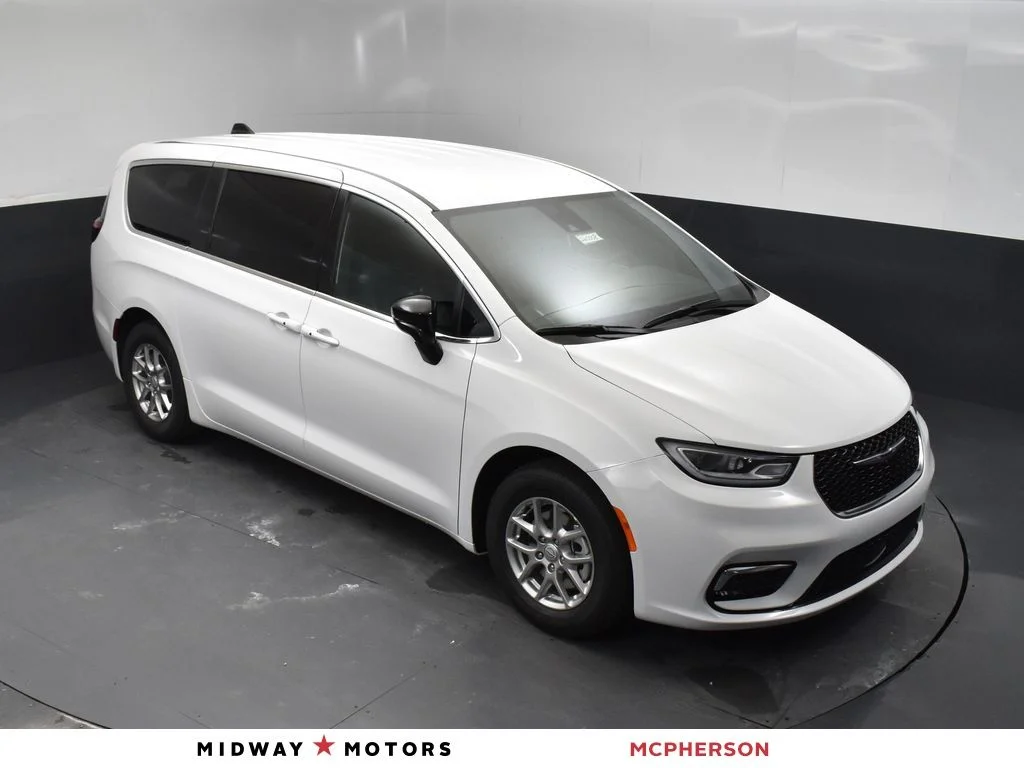 2026 Chrysler Pacifica Select's photo