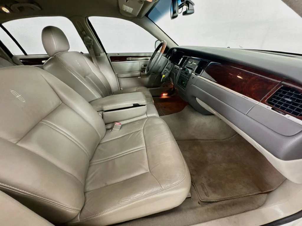 Used 2007 White Lincoln Signature image 30