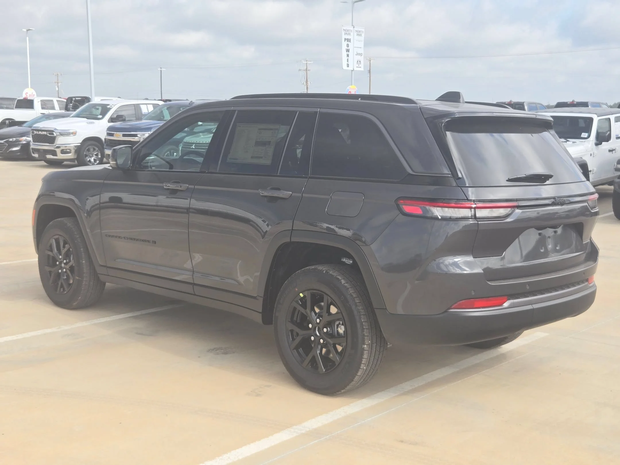 New 2026 Baltic Gray Metallic Clearcoat Jeep Laredo Altitude image 5
