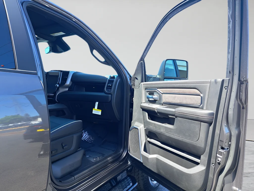 New 2026 Granite Crystal Metallic Clear-Coat Exterior Paint RAM Laramie image 15