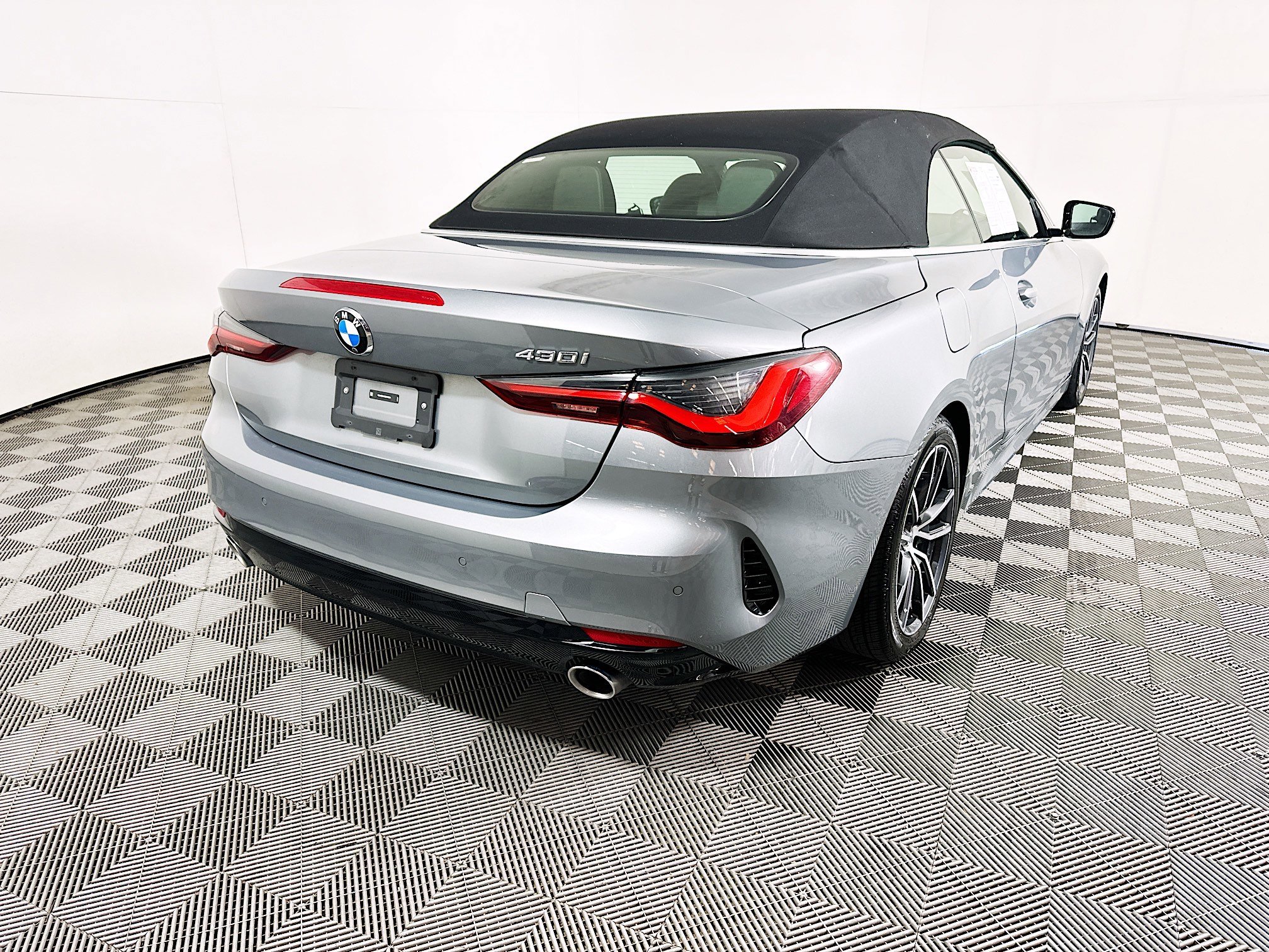 2025 BMW 4 thumbnail 5