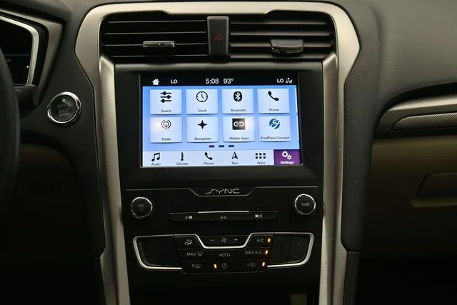Used 2019 Oxford White Ford SE image 21