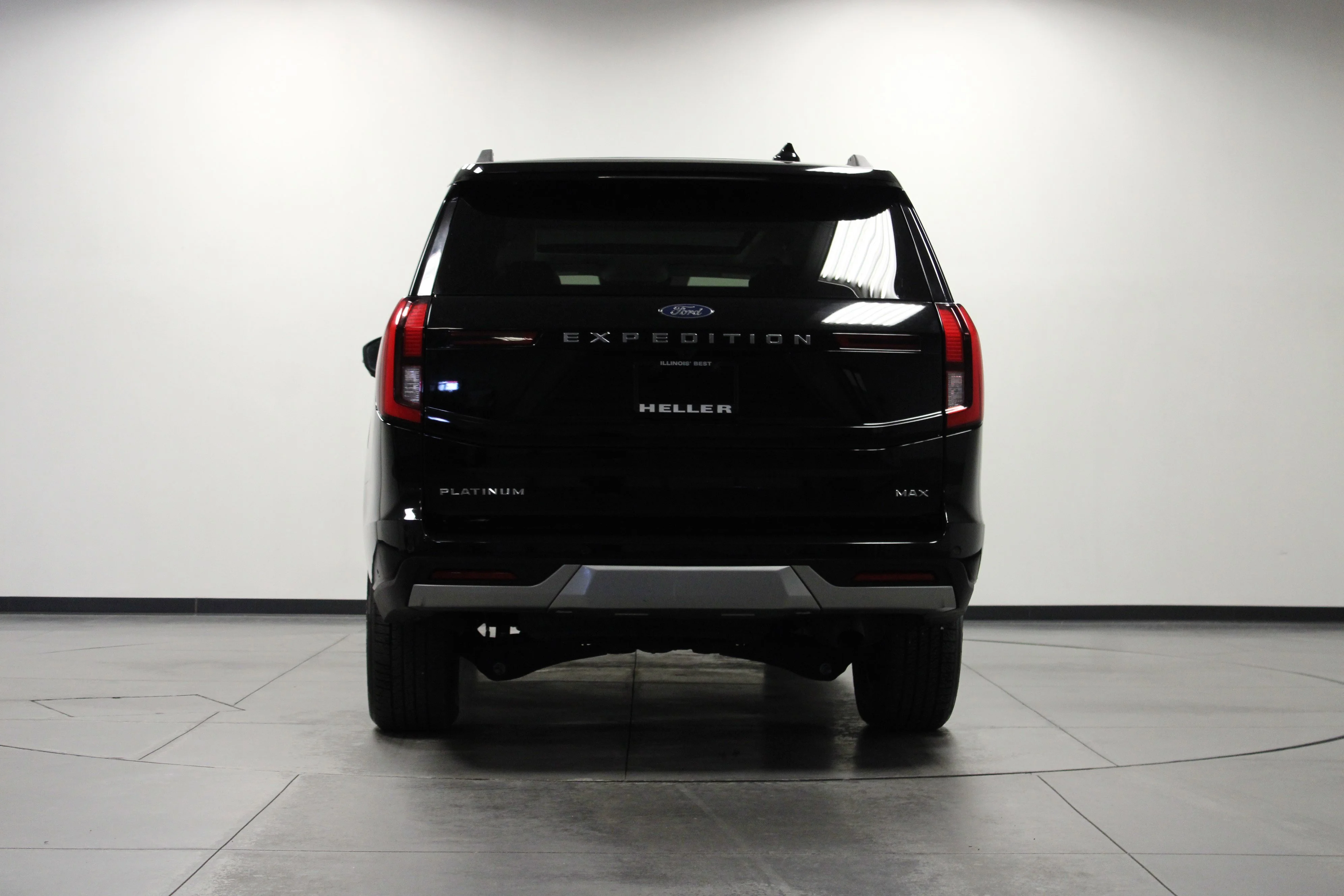 Used 2025 Black Metallic Ford Platinum image 5