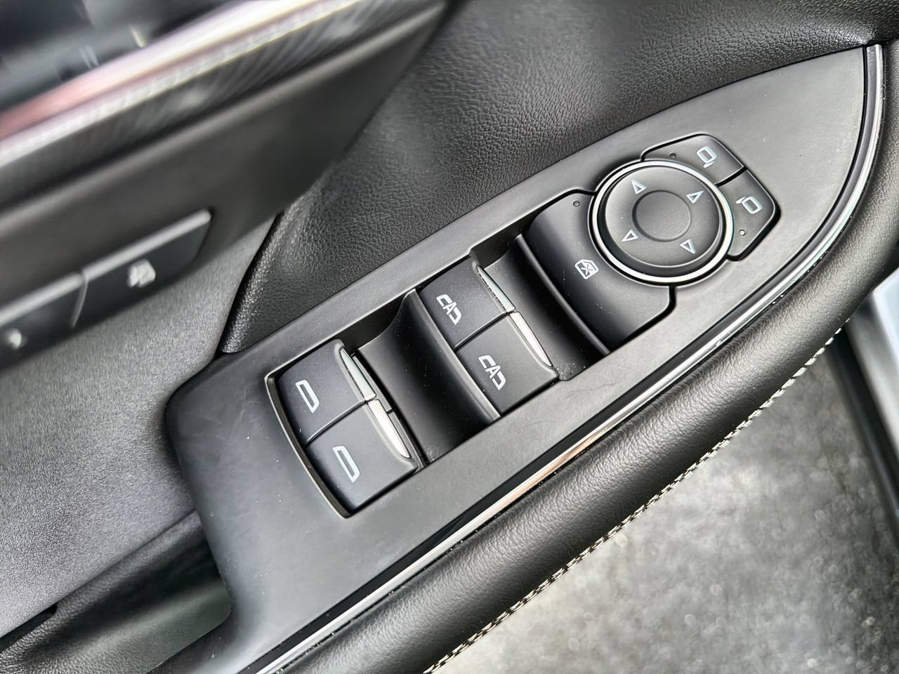 Used 2025 Moonstone Gray Metallic Buick Sport Touring image 19