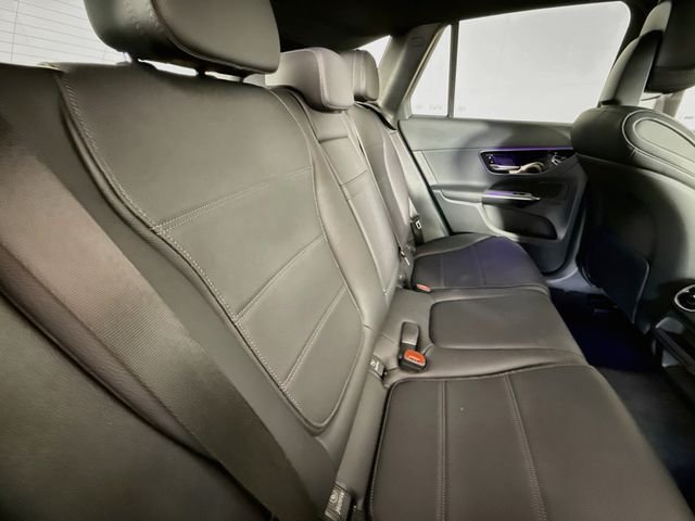 Used 2025  Mercedes-Benz GLC 300 image 26