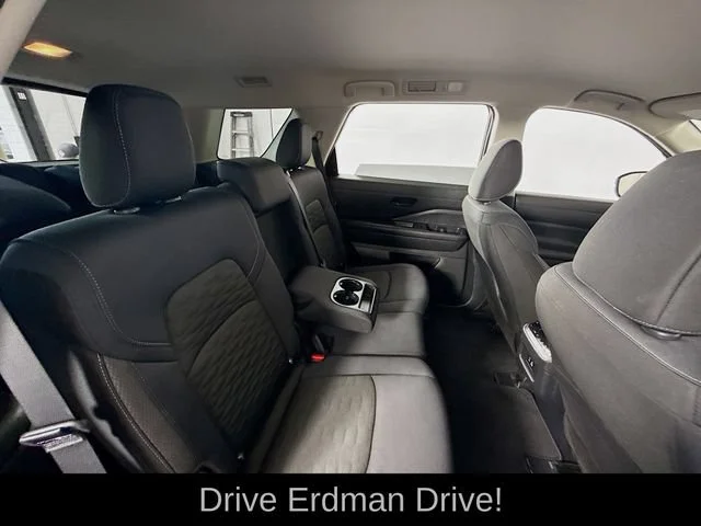 2025 Nissan Pathfinder SV - Photo 27