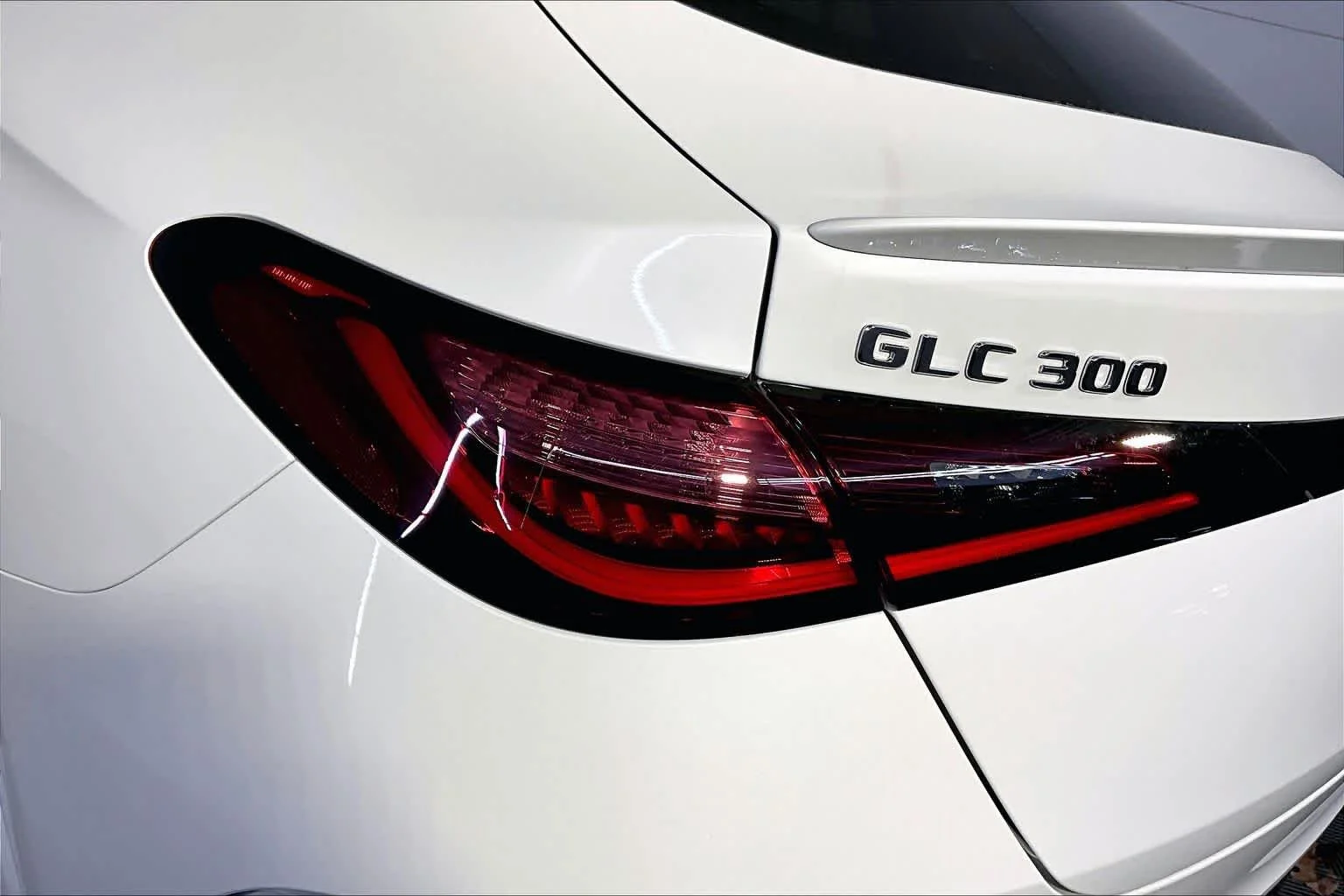 New 2026 MANUFAKTUR Moonlight White Metallic Mercedes-Benz GLC 300 image 5