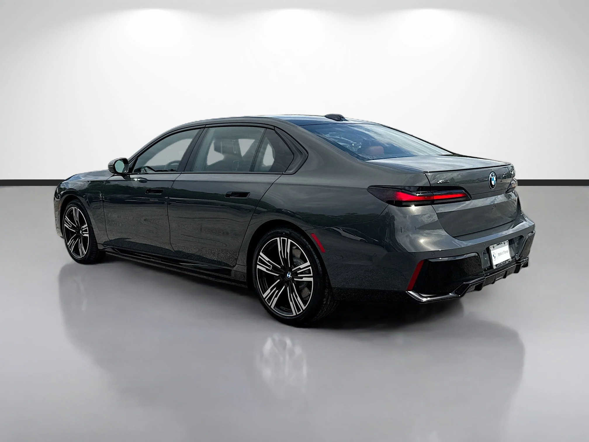 New 2026 Dravit Grey Metallic BMW 750e xDrive image 5