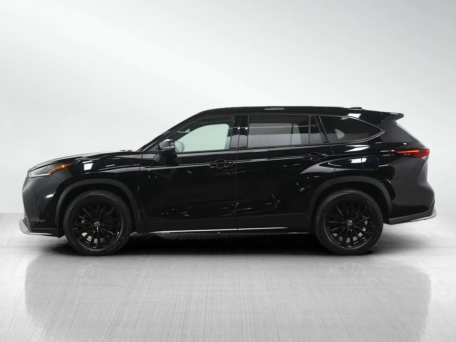 Used 2025 Toyota Highlander XSE with VIN 5TDKDRBH8SS577864 for sale in Burnsville, Minnesota