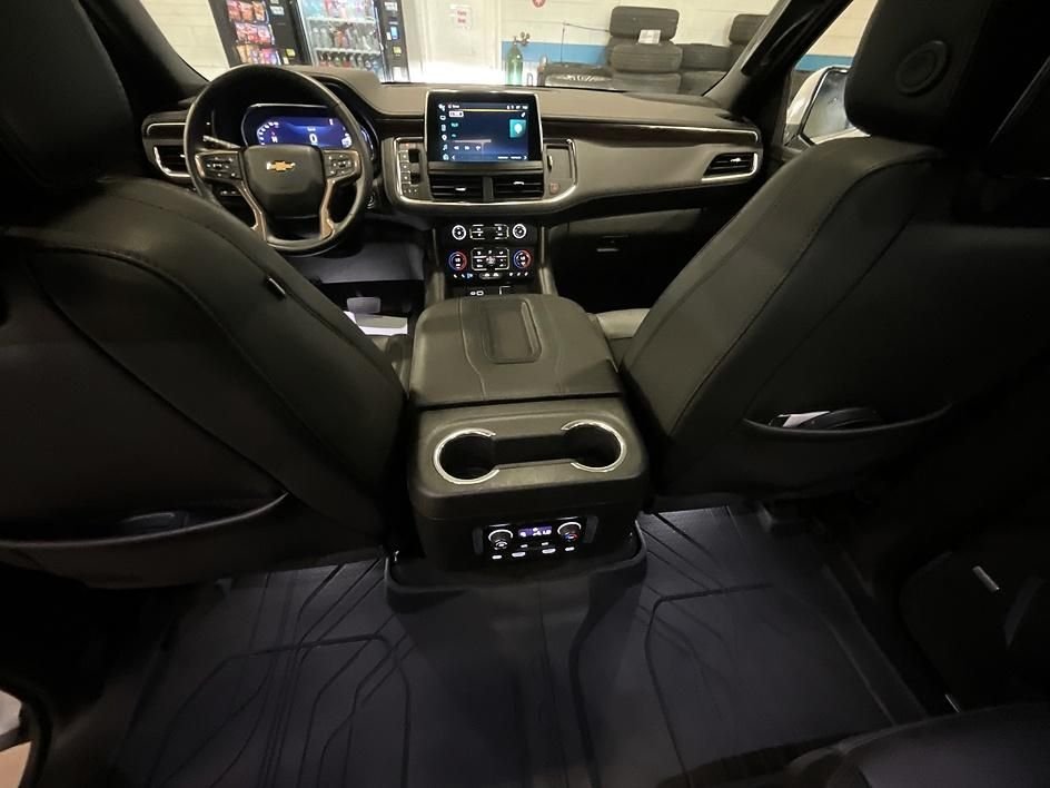 Used 2023 White Chevrolet High Country image 3