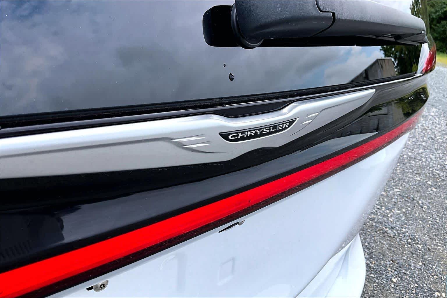 Used 2025 Bright White Clearcoat Chrysler Select image 31