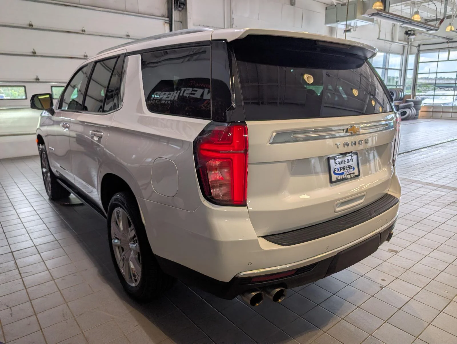 Used 2022 Iridescent Pearl Tricoat Chevrolet High Country image 6