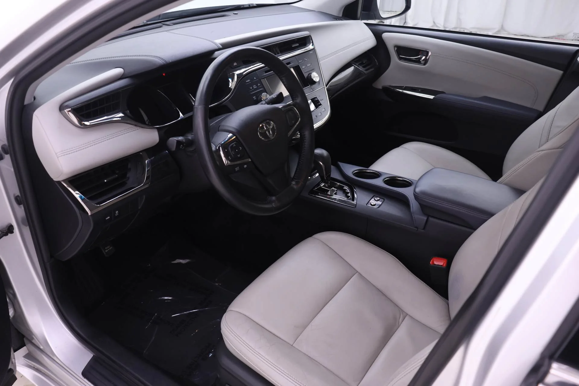 Used 2014 Classic Silver Metallic Toyota XLE image 3