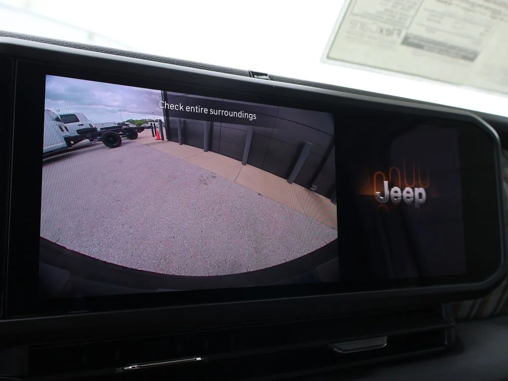 New 2026 Bright White Clear-Coat Exterior Paint Jeep 85th Anniversary Edition image 33