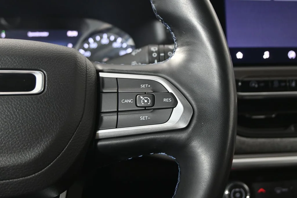 Used 2022 White Jeep Latitude image 35