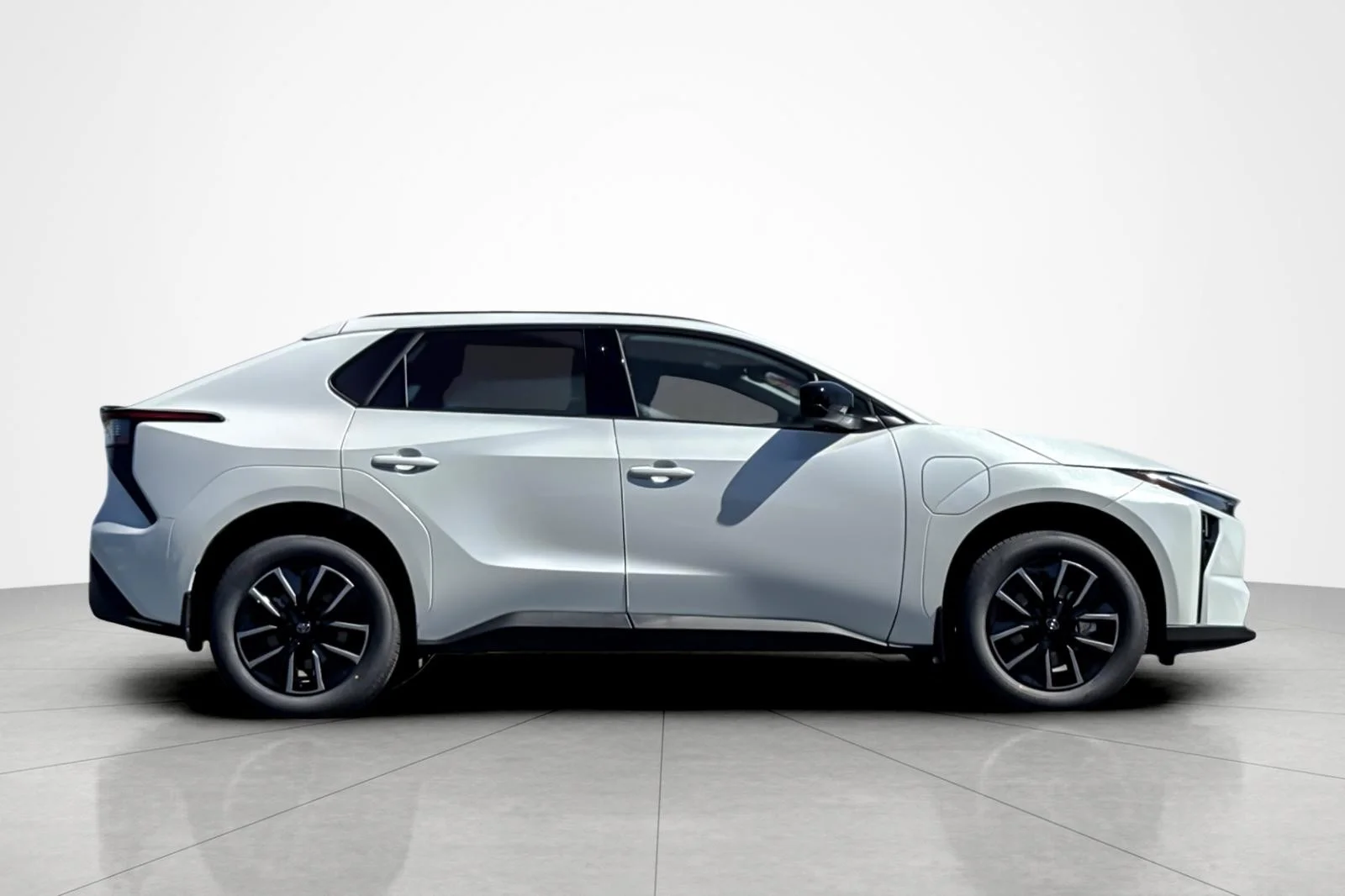 New 2027 Wind Chill Pearl <sup>1</sup> Toyota  XLE image 6