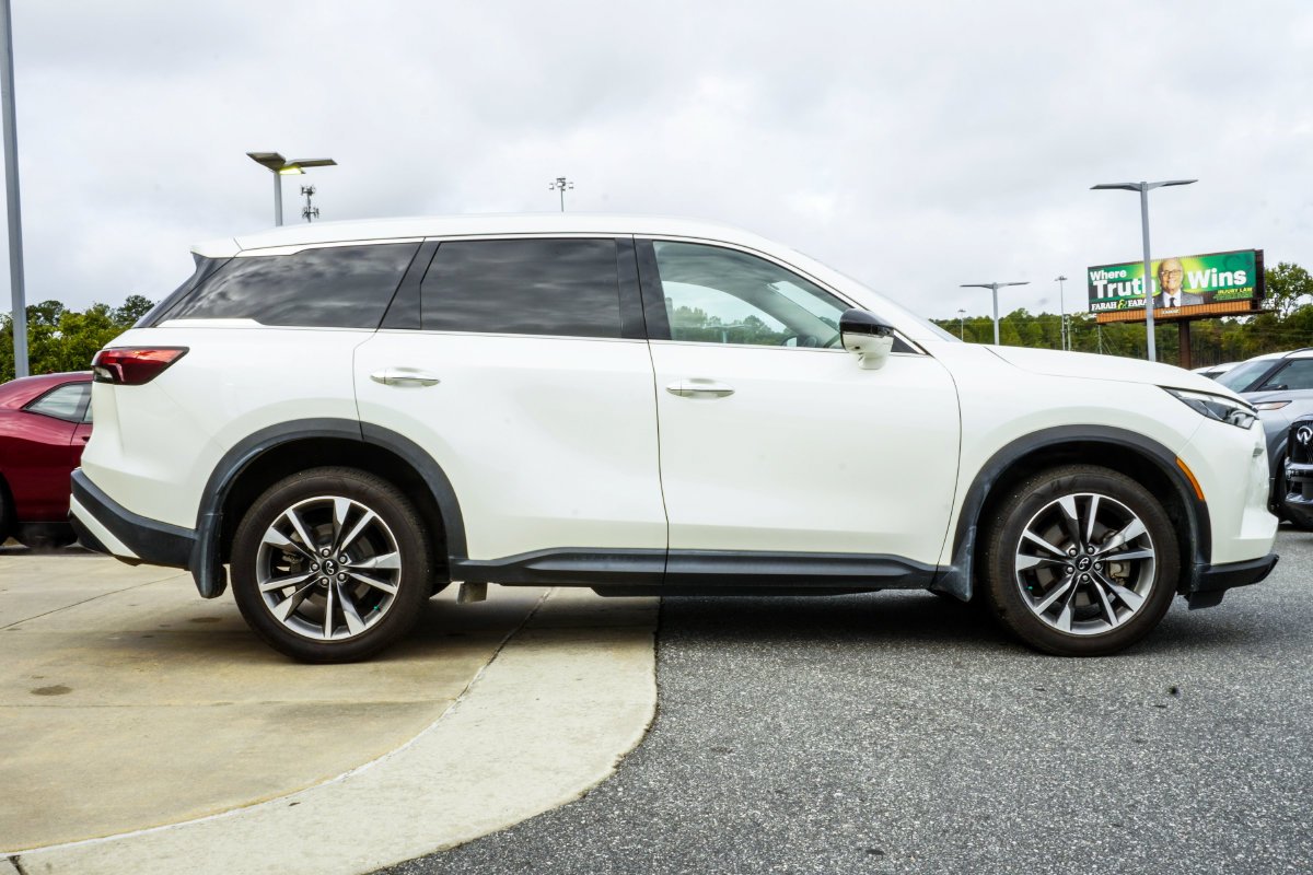 Used 2023 White INFINITI LUXE image 7
