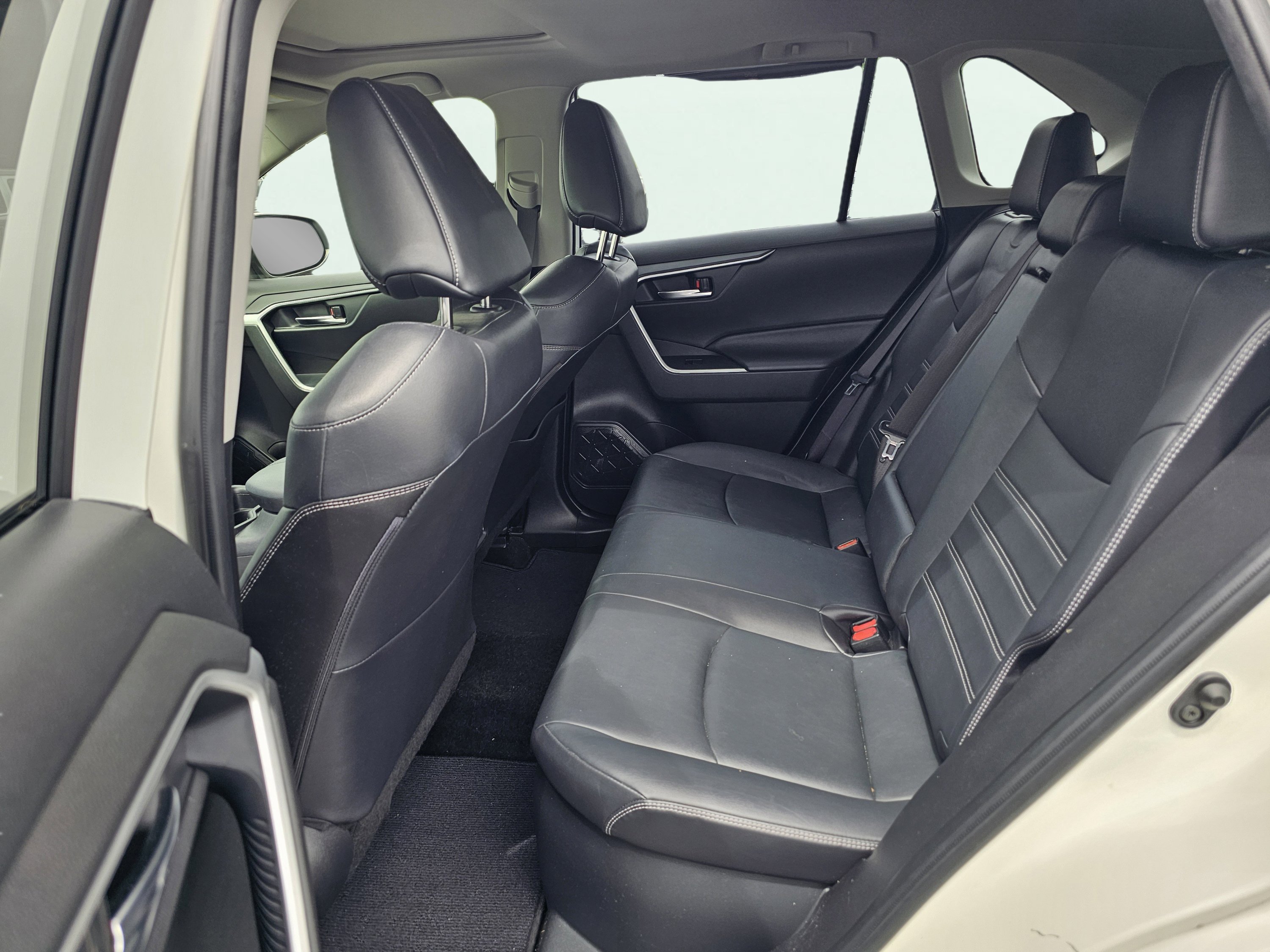 Used 2021 Blizzard Pearl Toyota Hybrid XLE Premium image 34