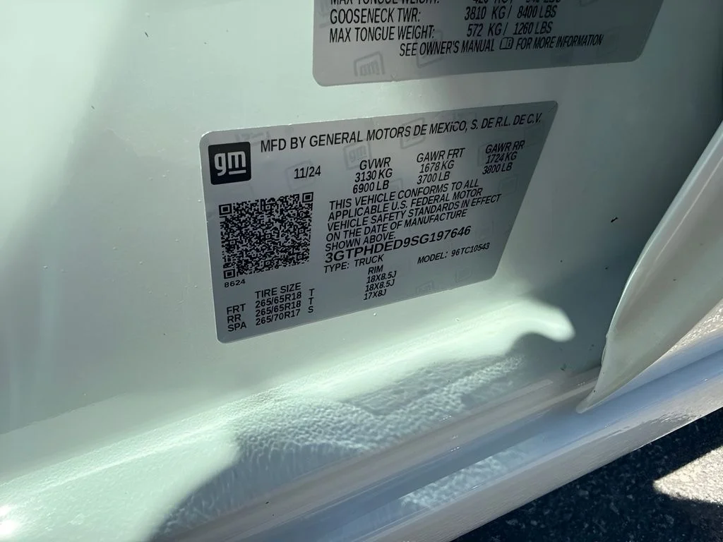 Used 2025 White GMC SLT image 25