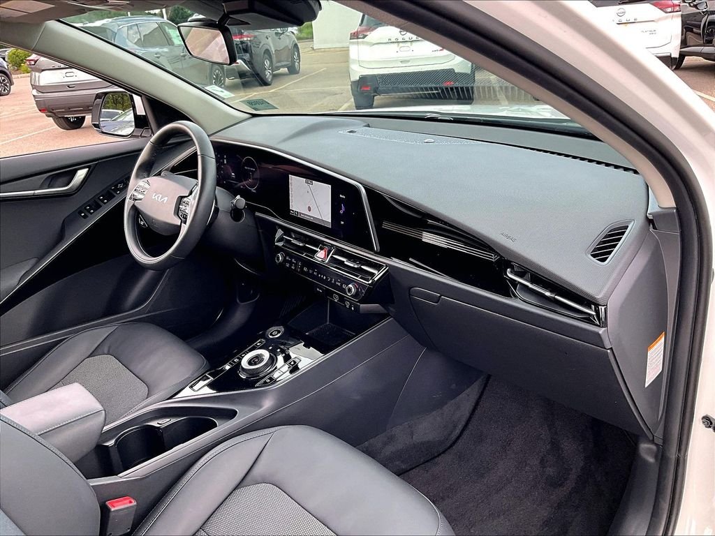 Used 2024 White Kia Wind image 14