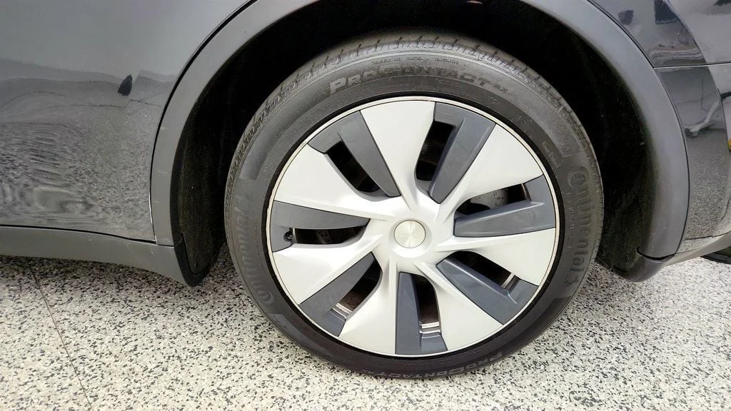 Used 2024 Stealth Grey Tesla Long Range AWD w/ 7-Seat White & Black Premium Interior image 9