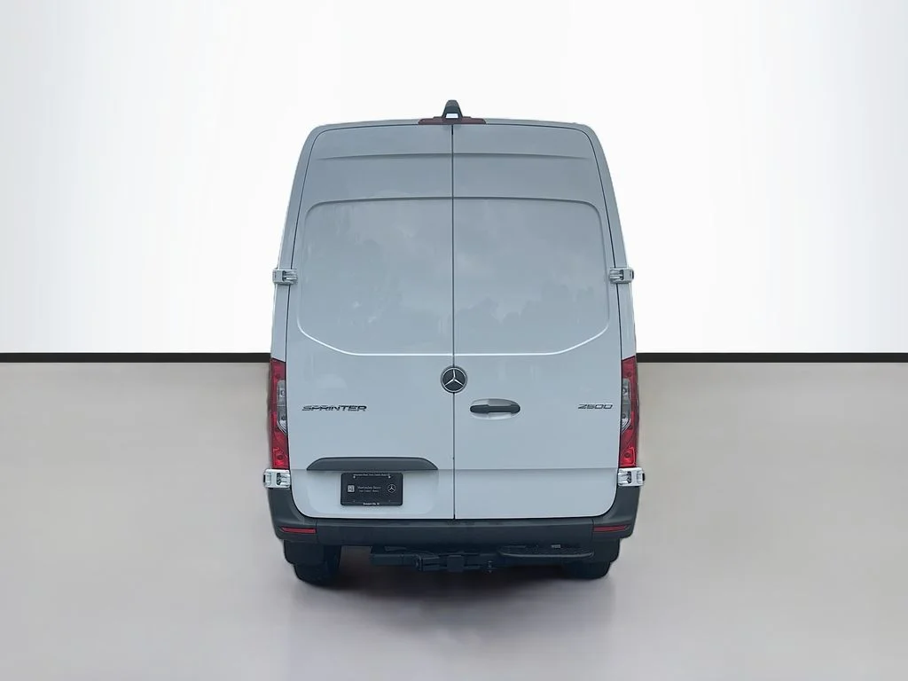 New 2025  Mercedes-Benz Cargo 144 WB image 4