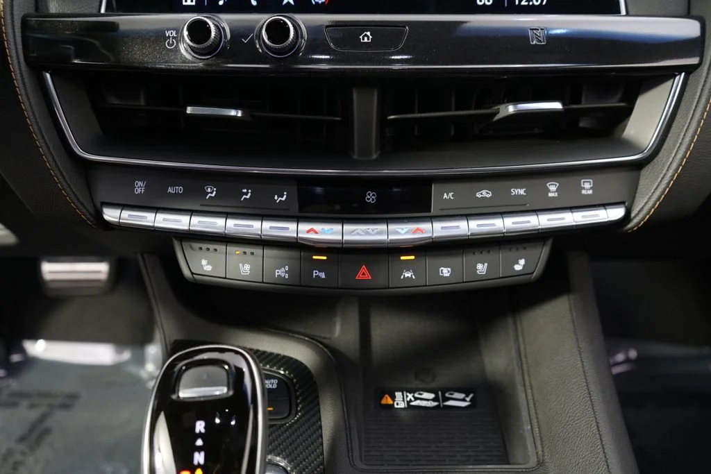 Used 2021 WAVE METALLIC Cadillac V-Series image 31